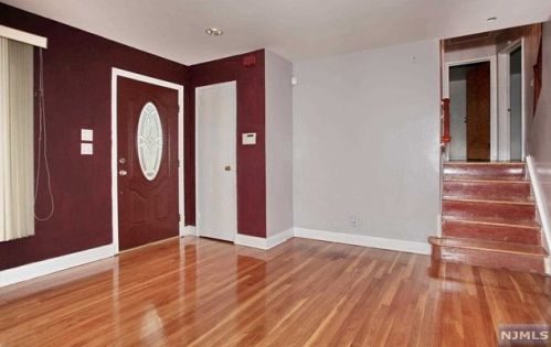 32 Pleasant St, Dumont, NJ 07628-1318