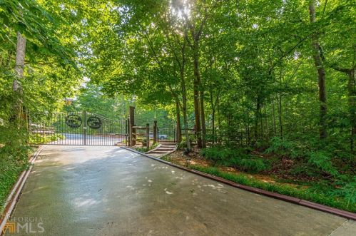 844 Chestatee Dr, Cleveland, GA 30528-1813