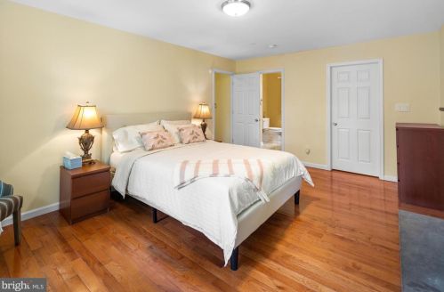 1063 Stuart Rd, Princeton NJ  08540-1219 exterior
