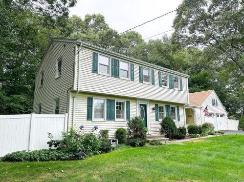 13 Monticello Dr, East Lyme, CT 06333-1228