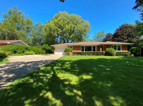 208 Viola Ln, Wheeling, IL 60070-1237