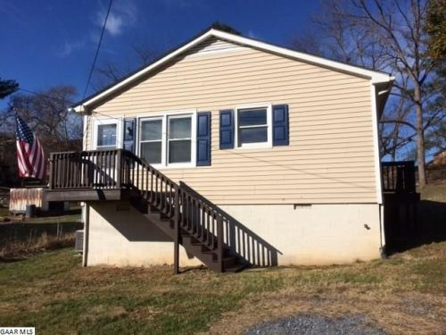 2509 Chesapeake St, Staunton, VA 24401-3721