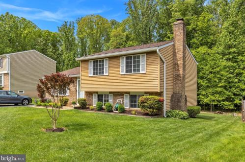 9124 Fox Lair Dr, Springfield, VA 22015-2004