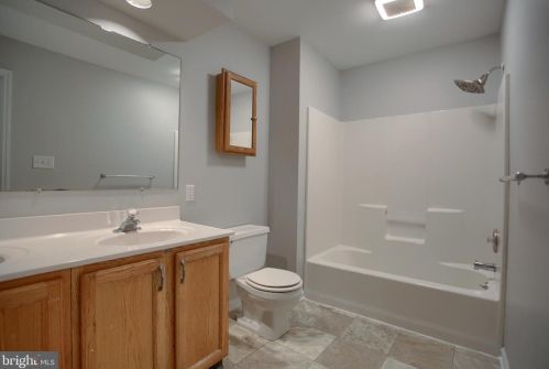 9 Mill Pond Dr, Lancaster PA  17603-7412 exterior