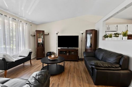 99 Marshall Ave, Warwick, RI 02886-7832