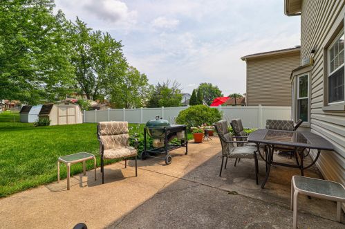 649 Sunrise Ct, Carol Stream IL  60188-1683 exterior