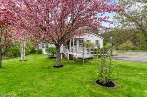 308 Frances Dr, Lafayette, NJ 07848-4450