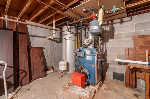 2 Fairway Dr, Hudson NH 03051-5206 exterior