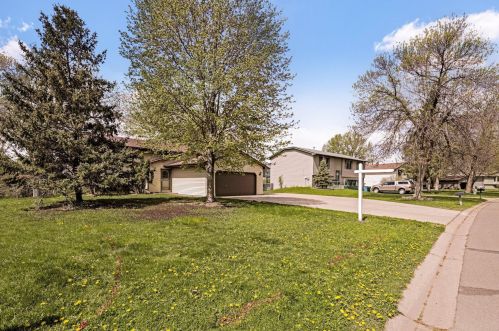 664 Schilling Cir, Columbus, MN 55025