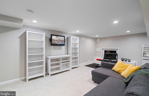 8811 Kenilworth Dr, Springfield VA  22151-1103 exterior