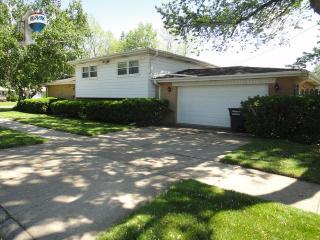 18402 Wildwood Ave, Lansing, IL 60438-2924