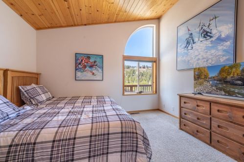 13610 Hillside Dr, Truckee CA  96161-6867 exterior