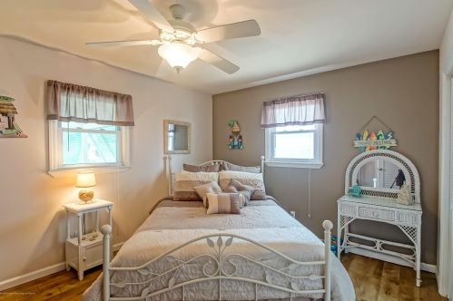 16 Las Vegas Rd, Lavallette NJ 08735-1815 exterior