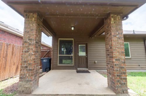 6673 Friendsway Dr, Fort Worth TX  76137-7541 exterior