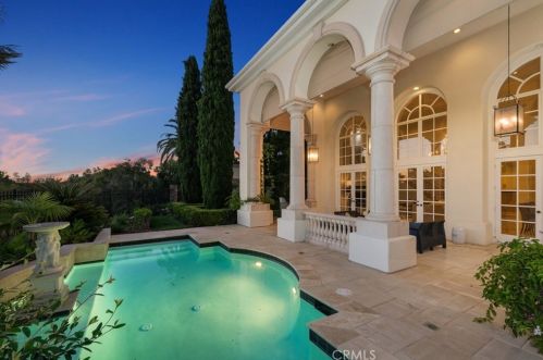 1 Charlotte, Irvine CA  92603-3448 exterior