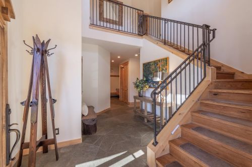 10240 Valmont Trl, Truckee CA  96161-2072 exterior