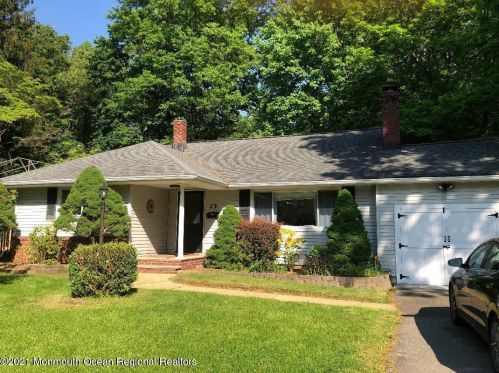 65 Riverbrook Ave, Lincroft, NJ 07738-1319