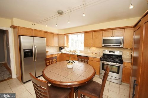 41 Holt Cir, Trenton NJ  08619-1605 exterior