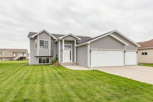 4233 17th St, Moorhead, MN 56560-6964