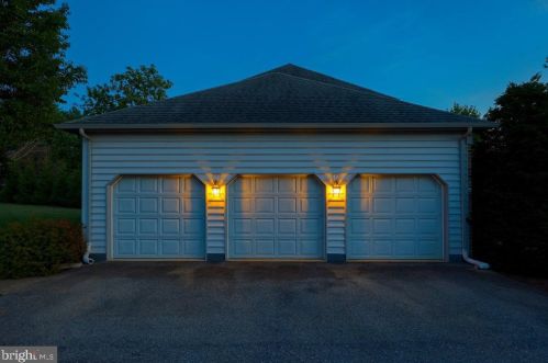 1991 Pickering Trl, Lancaster PA 17601-4972 exterior