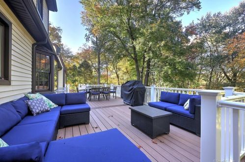 8 Captains Watch, Huntington CT  06484-5914 exterior