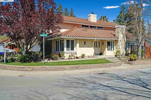 7281 Castle Dr, Pleasanton, CA 94568-2703