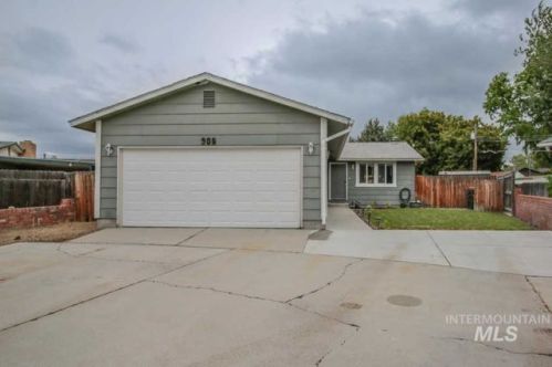 908 Washington Dr, Meridian ID  83642-2042 exterior