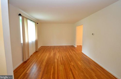 8715 Kenilworth Dr, Springfield VA  22151-1415 exterior