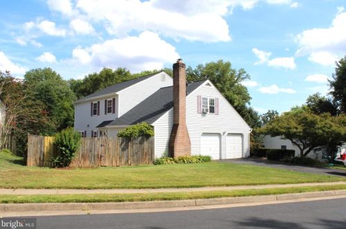 5076 Queens Wood Dr, Springfield VA  22015-1530 exterior