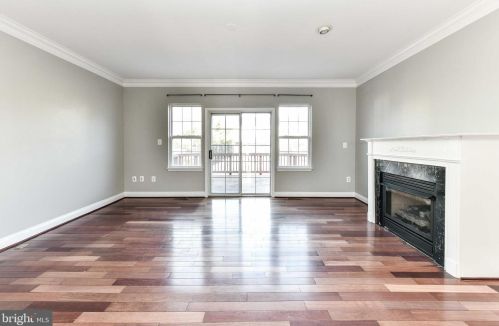 2017 Capstone Cir, Herndon VA  20170-5905 exterior