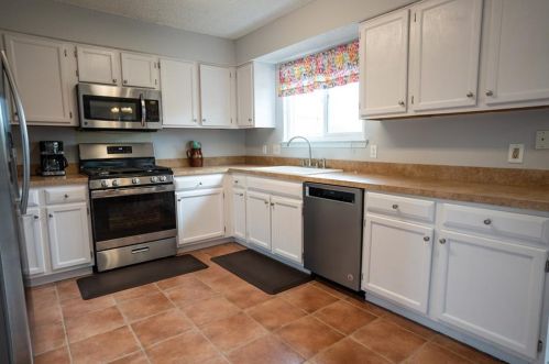 8113 Doe Mdw Dr, Austin TX  78749-2866 exterior