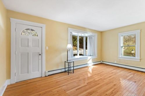 72 Flanders Rd, Niantic CT  06357-1525 exterior