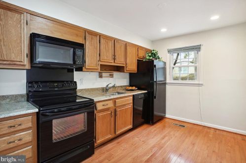 4520 Maxfield Dr, Annandale, VA 22003-3528