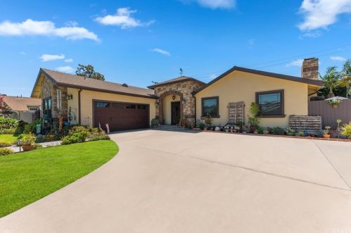 11861 Martha Ann Dr, Los Alamitos, CA 90720-4422