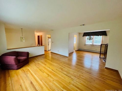 27 Wakeley St, Huntington, CT 06484-4511