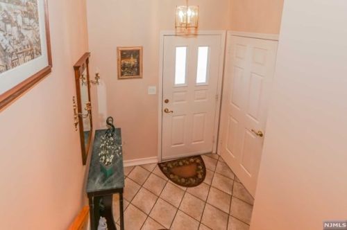 27 Canterbury Ln, N Milford, NJ 07646-3259