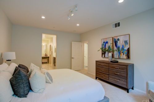 324 Quail Rdg, Irvine CA  92603-4240 exterior