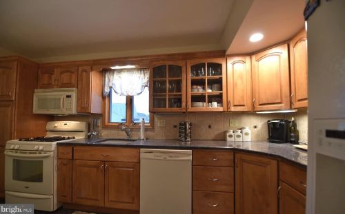 17 Maguire Rd, Trenton NJ 08690-1608 exterior