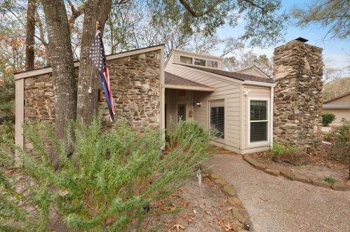 145 Champion Ln, Conroe, TX 77304-1240