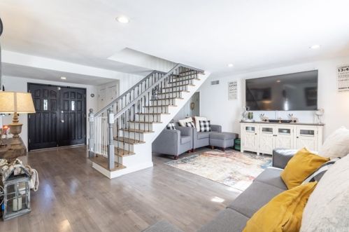 2418 Royal Ave, Simi Valley CA 93065-4759 exterior