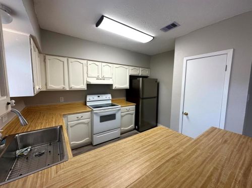 216 Hartford Dr, Conroe TX  77303-1804 exterior
