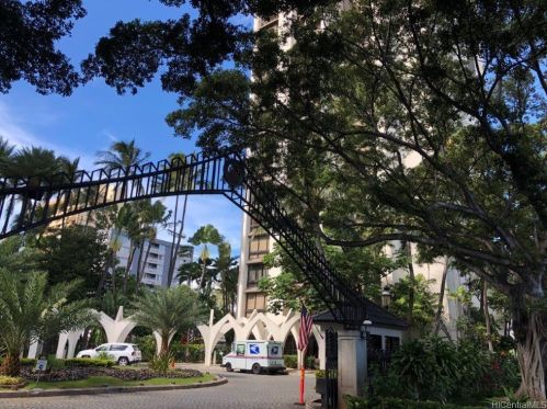 300 Wai Nani Way, Honolulu HI  96815-3961 exterior