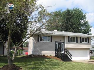 572 Emerson Cir, Lemont, IL 60440-2675