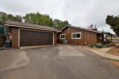 9345 Emerald Grove Ave, Lakeside, CA 92040-3739