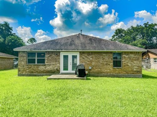 1209 Fair Dr, Angleton TX 77515-9327 exterior