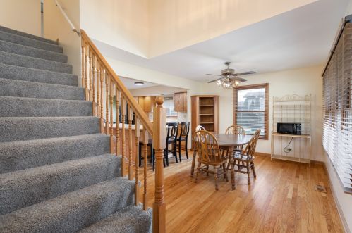9017 Palisades Rd, Willowbrook, IL 60527-6256