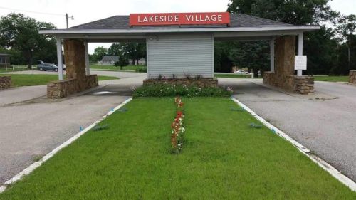 491492 Village Ln, Ozawkie, KS 66070