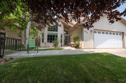 1015 Cedarcrest Dr, Pueblo, CO 81005-5500