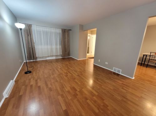 8010 Lyons St, Niles, IL 60714-1371