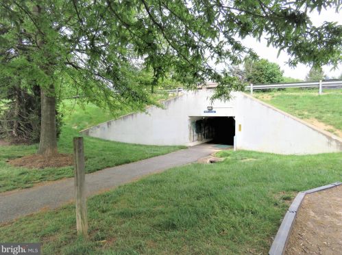 1951 Sagewood Ln, Herndon VA  20191-5409 exterior